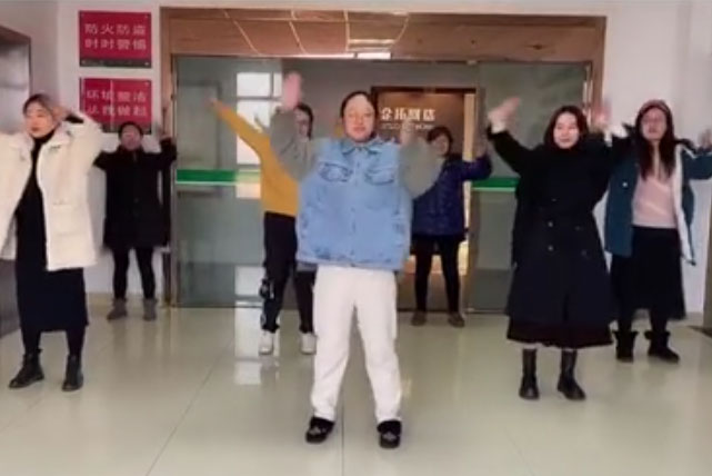 名呈運營部的(de)小(xiǎo)姐(jiě)姐(jiě)們來(lái)喽